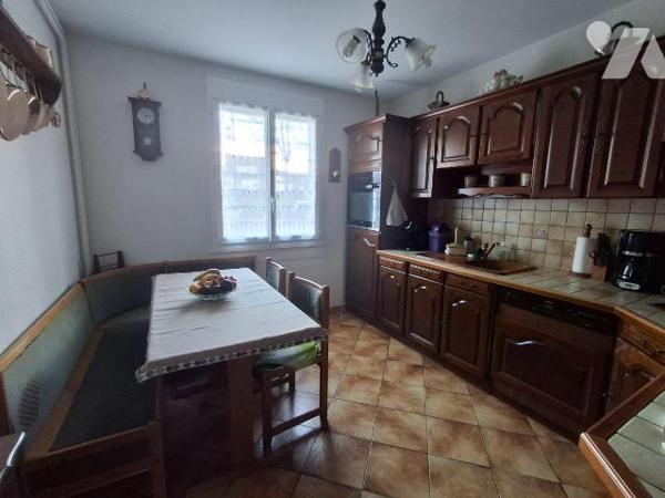 Maison comprenant :
- au rez-de-chaussée : salon, salle à manger,  couloir desservant cuisine ...