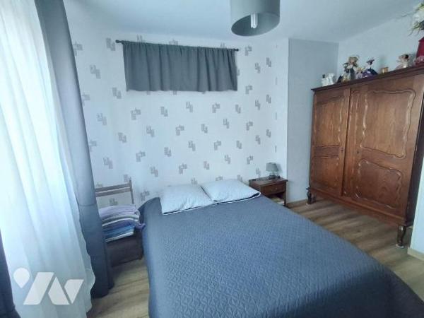 Maison comprenant :
- au rez-de-chaussée : salon, salle à manger,  couloir desservant cuisine ...