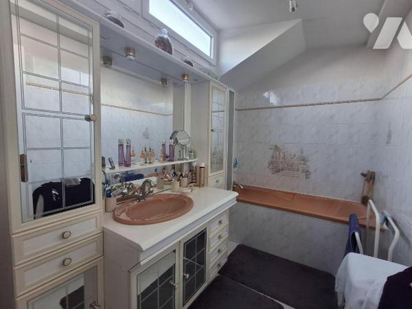 Maison comprenant :
- au rez-de-chaussée : salon, salle à manger,  couloir desservant cuisine ...