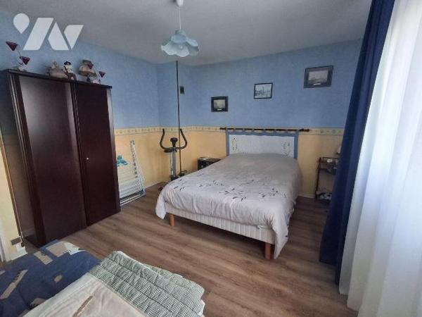 Maison comprenant :
- au rez-de-chaussée : salon, salle à manger,  couloir desservant cuisine ...