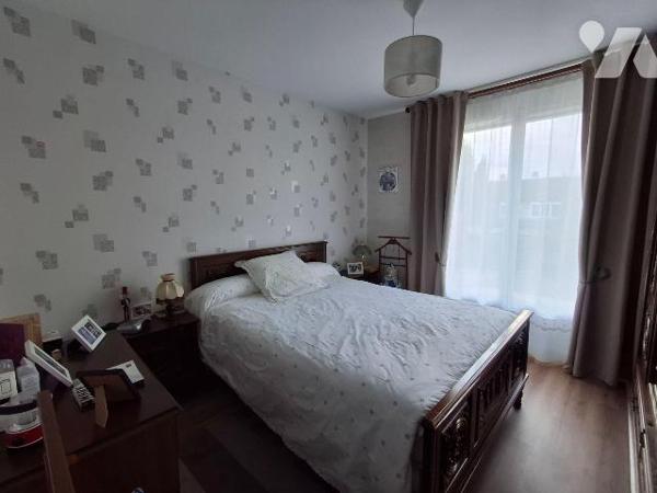 Maison comprenant :
- au rez-de-chaussée : salon, salle à manger,  couloir desservant cuisine ...