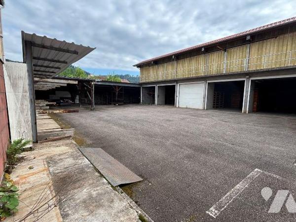 Ensemble immobilier à usage d'atelier, entrepôt, stockage, garages, parking