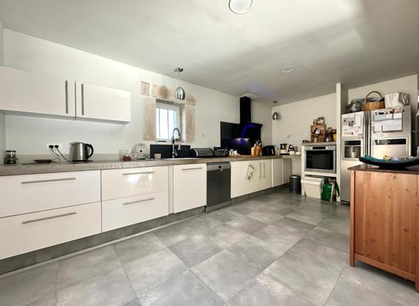 A VISITER SUR CAVAILLON, EN CAMPAGNE MAISON DE 118 M2 + APPARTEMENT DE 60 M2 + DEPENDANCE SUR TERRAIN 1360 M2