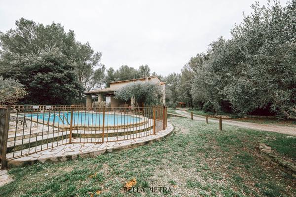 Grans (13450) Domaine de 351m² habitables sur un parc de 1,5ha