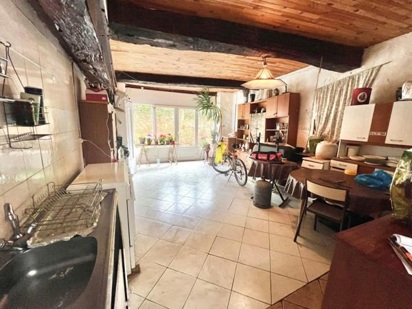 MAISON DE VILLE AVEC GARAGE APPARTEMENT ET COUR