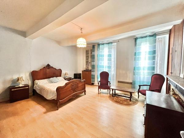 MAISON DE VILLE AVEC GARAGE APPARTEMENT ET COUR