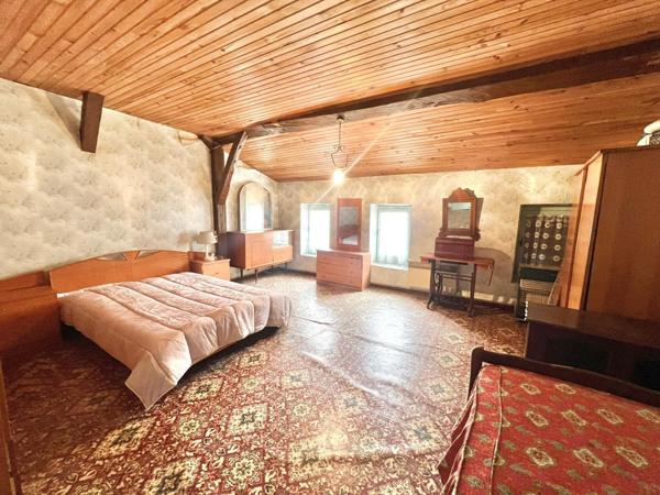 MAISON DE VILLE AVEC GARAGE APPARTEMENT ET COUR