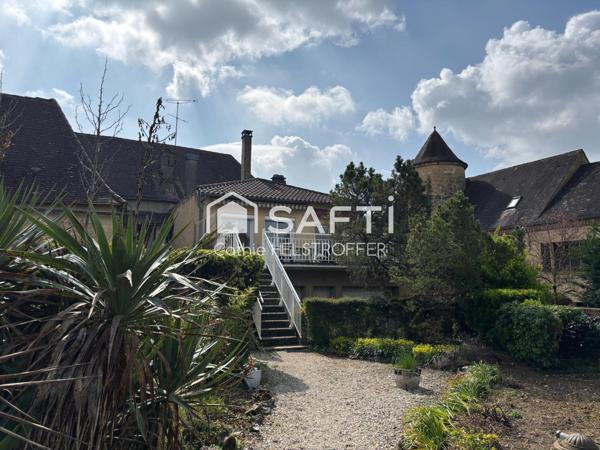 Maison T5 + studio + local  commercial avec vitrine + espace stockage