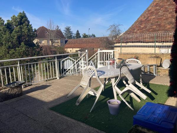 Maison T5 + studio + local  commercial avec vitrine + espace stockage