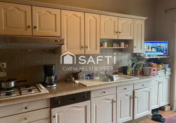 Maison T5 + studio + local  commercial avec vitrine + espace stockage