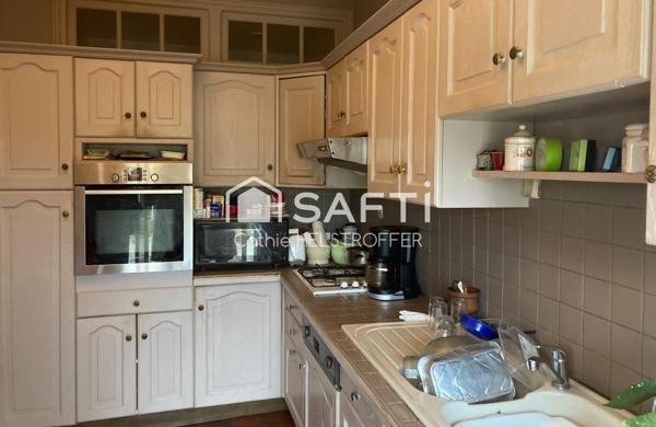 Maison T5 + studio + local  commercial avec vitrine + espace stockage