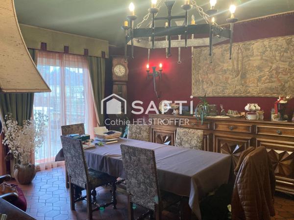 Maison T5 + studio + local  commercial avec vitrine + espace stockage