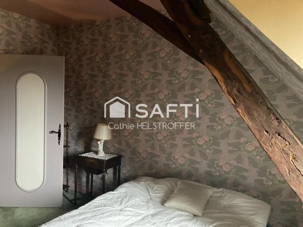 Maison T5 + studio + local  commercial avec vitrine + espace stockage