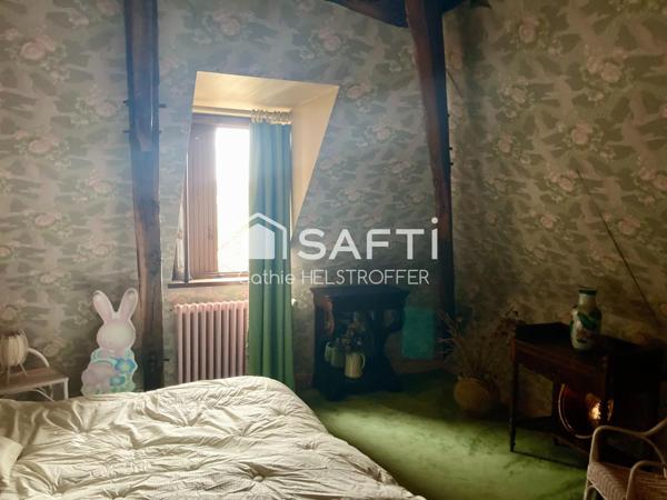 Maison T5 + studio + local  commercial avec vitrine + espace stockage