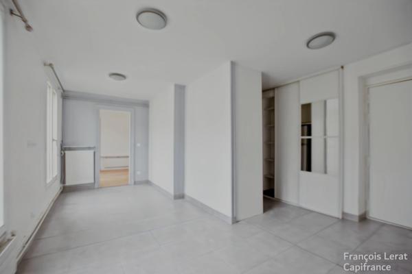 À Vendre (75009 Paris) - Appartement de 4 pièces – 2 chambres – 61,32 m2 - Haut de la Rue Henry Monnier – 615 000 € honoraires d’agence inclus.