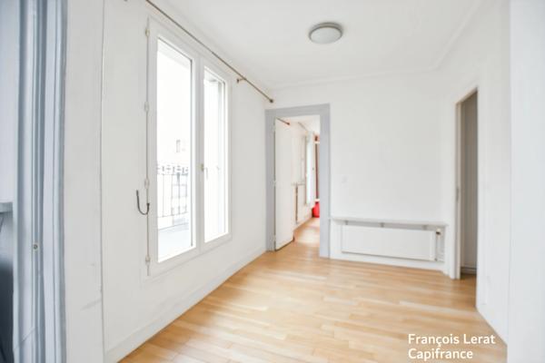 À Vendre (75009 Paris) - Appartement de 4 pièces – 2 chambres – 61,32 m2 - Haut de la Rue Henry Monnier – 615 000 € honoraires d’agence inclus.