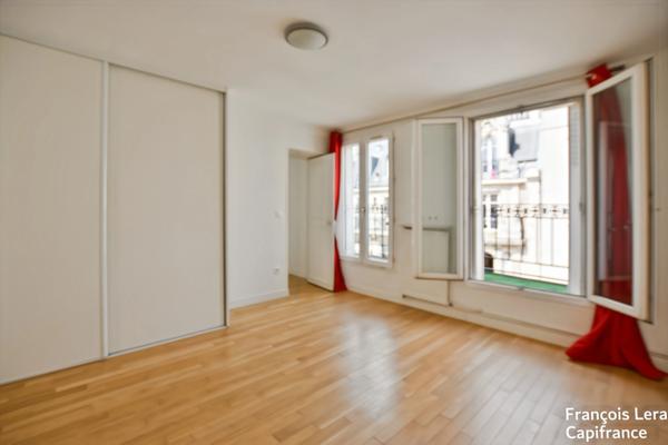 À Vendre (75009 Paris) - Appartement de 4 pièces – 2 chambres – 61,32 m2 - Haut de la Rue Henry Monnier – 615 000 € honoraires d’agence inclus.