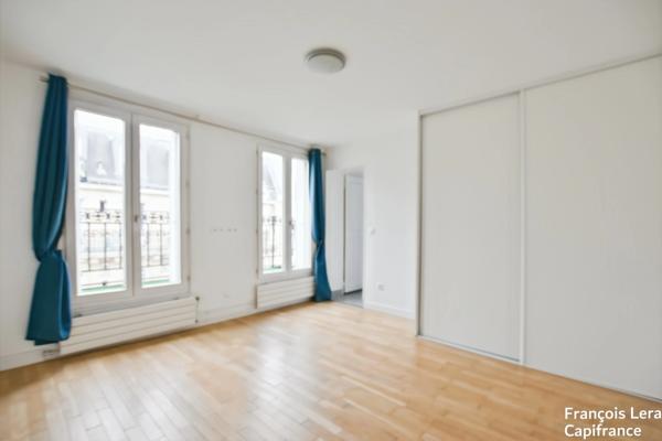 À Vendre (75009 Paris) - Appartement de 4 pièces – 2 chambres – 61,32 m2 - Haut de la Rue Henry Monnier – 615 000 € honoraires d’agence inclus.