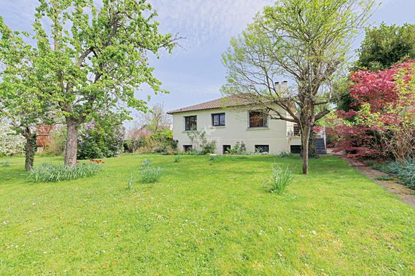 Maison Saint Germain En Laye 6 pièce(s) 186 m2 €998 000 ** - Référence 18133