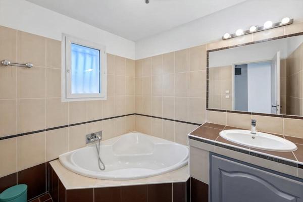 À VENDRE MAISON À GRAVESON - CENTRE VILLE AVEC PISCINE