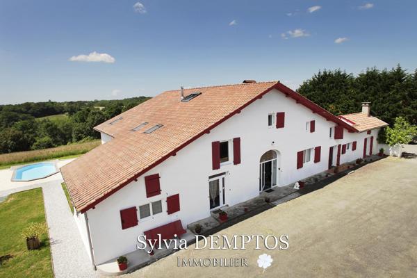 Ferme landaise sans vis à vis, avec vue sur les Pyrénées et la Rhune.