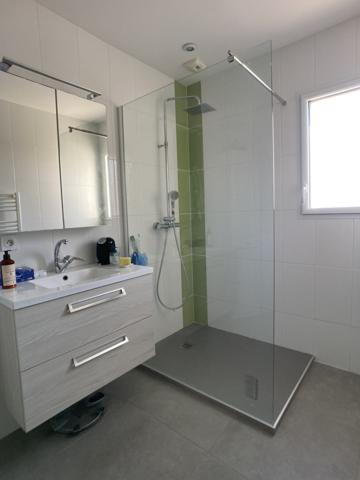 Villa contemporaine avec piscine - emplacement privilégié !