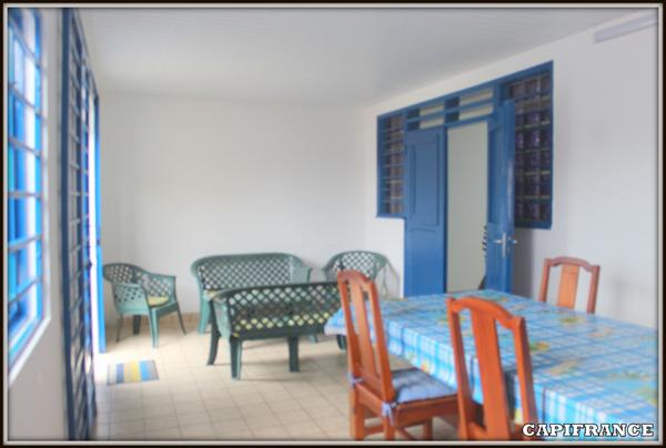 A VENDRE A KOUROU (GUYANE FRANCAISE) UN IMMEUBLE DE RAPPORT DE 95m² AVEC DEUX APPARTEMENTS T2 DE 37m² et 28m² - SUPERFICIE DU TERRAIN DE 429 m² - AU PRIX DE 265 000 €.