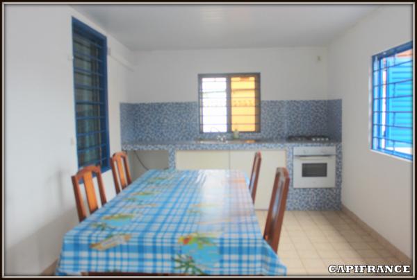 A VENDRE A KOUROU (GUYANE FRANCAISE) UN IMMEUBLE DE RAPPORT DE 95m² AVEC DEUX APPARTEMENTS T2 DE 37m² et 28m² - SUPERFICIE DU TERRAIN DE 429 m² - AU PRIX DE 265 000 €.