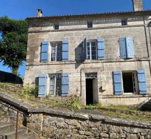 Belle maison en pierres, au coeur du village de Villebois-Lavalette