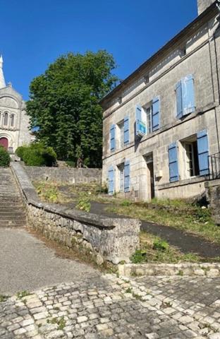 Belle maison en pierres, au coeur du village de Villebois-Lavalette
