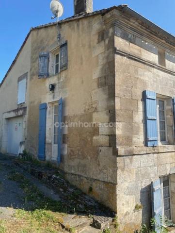 Belle maison en pierres, au coeur du village de Villebois-Lavalette