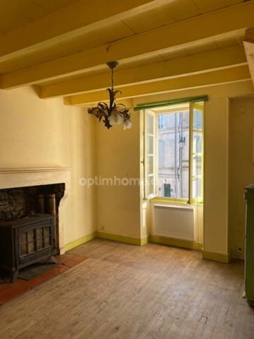 Belle maison en pierres, au coeur du village de Villebois-Lavalette