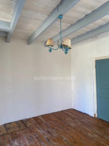 Belle maison en pierres, au coeur du village de Villebois-Lavalette