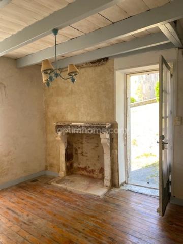 Belle maison en pierres, au coeur du village de Villebois-Lavalette