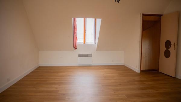 Appartement de 47 m² au cœur du centre historique de Dourdan, alliant charme, praticité et qualité de vie.