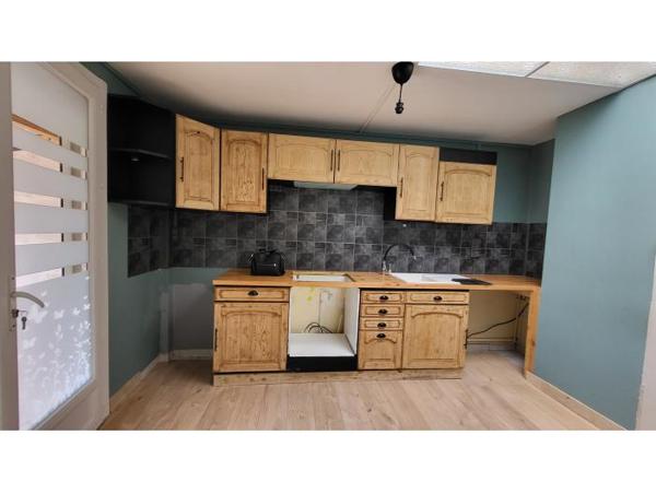 "En exclusivité", située sur la commune de Saint-Amand les eaux, maison de ville de 86 m2 habitables.