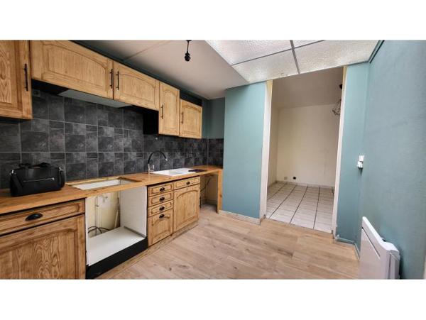 "En exclusivité", située sur la commune de Saint-Amand les eaux, maison de ville de 86 m2 habitables.