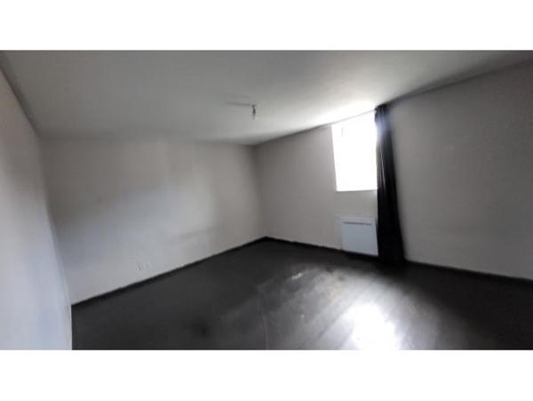 "En exclusivité", située sur la commune de Saint-Amand les eaux, maison de ville de 86 m2 habitables.