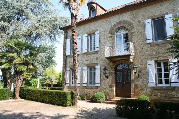 Dpt Gers (32), à vendre NOGARO proche, TRES ELEGANTE PROPRIETE RURALE sur 4.5 hectares, MAISON de MAITRE, GITE, deux piscines neuves, parc séculaire, SANS NUISANCE