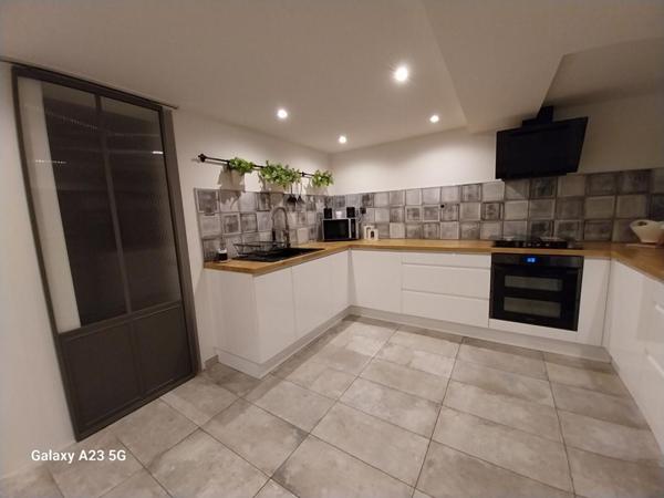 À Vendre Maison Divisible en 3 Logements