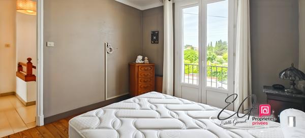 Maison rénovée 3 chambres avec jardin clos et deux places de parking