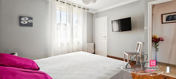 Maison rénovée 3 chambres avec jardin clos et deux places de parking