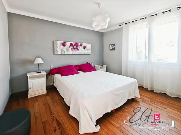 Maison rénovée 3 chambres avec jardin clos et deux places de parking