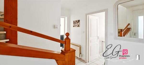 Maison rénovée 3 chambres avec jardin clos et deux places de parking