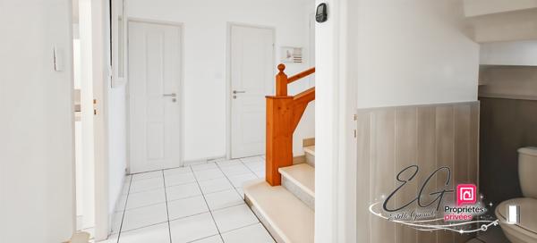 Maison rénovée 3 chambres avec jardin clos et deux places de parking