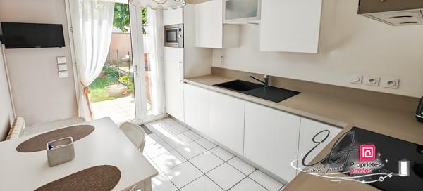 Maison rénovée 3 chambres avec jardin clos et deux places de parking
