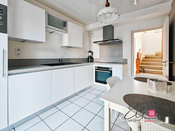 Maison rénovée 3 chambres avec jardin clos et deux places de parking