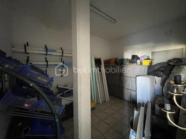 Opportunité à saisir pour investisseurs et professionnels :

Local polyvalent et évolutif, combinant bureaux, espaces de stockage et d’entrepôt ainsi qu’un logement de fonction, offrant de multiples possibilités d’exploitation et un fort potentiel de rendement locatif.

Venez découvrir cet ensemble immobilier mixte idéalement situé dans une zone d'activité à 5 minutes de Fronton et proche de l'A62 (à 13 minutes de la sortie Eurocentre), à 18km de Montauban Grand Sud Logistique et à 25 minutes de la zone industrielle de Fondeyre (et du périphérique toulousain).

Le bâtiment, pourvu de quai de déchargement, est composé de 2 plateaux de 350m² environ + une partie aménageable de plus de 200m². La parcelle de près de 2000 m² permet d’accueillir de nombreux véhicules ainsi que l’accès aux poids lourds.

Au rez-de-chaussée, la partie dédiée à l’activité professionnelle est divisible grâce à différentes entrées indépendantes. Elle comprend plusieurs bureaux et des espaces pouvant être exploités en stockage, atelier, showroom etc…

A l’étage (accès indépendant par l’extérieur), le logement de fonction de 191m² loi carrez climatisé et très bien isolé avec un DPE B, peut facilement être transformé en bureaux. Une pièce carrelée de 150m² non cloisonnée avec une grande hauteur sous plafond complète ce plateau. En bonus, des combles aménageable sur ourdis de plus de 200m² avec une belle hauteur sous plafond est aménageable en fonction de votre projet et de vos besoins.

Cet ensemble immobilier s'adapte immédiatement à 3 schémas d'exploitation :
•	Siège d'entreprise complet : Atelier/dépôt/stockage de plain-pied au RDC + plateau de bureaux/showroom de standing à l'étage (DPE B, climatisé).
•	Occupant bailleur : Implantez votre société sur une partie du bâtiment et louez le surplus pour autofinancer une grande partie de votre crédit.
•	Investisseur pure (jusqu'à 3 lots) : Division aisée en 3 unités professionnelles/tertiaires pour maximiser le cash-flow et diluer le risque de vacance (baux commerciaux et professionnels).

Points forts :
•	Bâtiment indépendant avec places de parking privatives.
•	Configuration technique permettant une séparation rapide des accès et des compteurs.
•	Plateau supérieur très économe et clés en main (DPE B).

Contactez-nous directement pour échanger sur la faisabilité de votre projet.