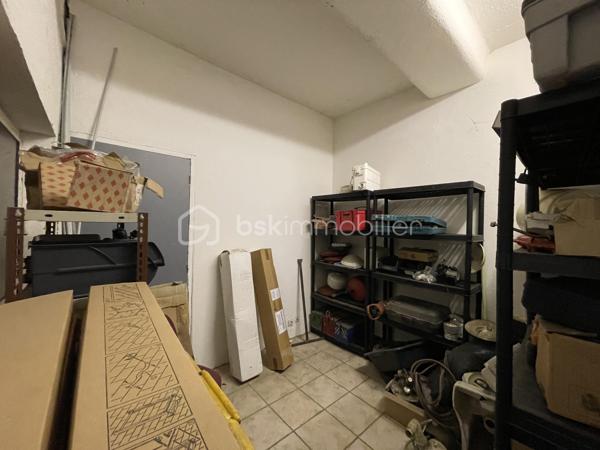 Opportunité à saisir pour investisseurs et professionnels :

Local polyvalent et évolutif, combinant bureaux, espaces de stockage et d’entrepôt ainsi qu’un logement de fonction, offrant de multiples possibilités d’exploitation et un fort potentiel de rendement locatif.

Venez découvrir cet ensemble immobilier mixte idéalement situé dans une zone d'activité à 5 minutes de Fronton et proche de l'A62 (à 13 minutes de la sortie Eurocentre), à 18km de Montauban Grand Sud Logistique et à 25 minutes de la zone industrielle de Fondeyre (et du périphérique toulousain).

Le bâtiment, pourvu de quai de déchargement, est composé de 2 plateaux de 350m² environ + une partie aménageable de plus de 200m². La parcelle de près de 2000 m² permet d’accueillir de nombreux véhicules ainsi que l’accès aux poids lourds.

Au rez-de-chaussée, la partie dédiée à l’activité professionnelle est divisible grâce à différentes entrées indépendantes. Elle comprend plusieurs bureaux et des espaces pouvant être exploités en stockage, atelier, showroom etc…

A l’étage (accès indépendant par l’extérieur), le logement de fonction de 191m² loi carrez climatisé et très bien isolé avec un DPE B, peut facilement être transformé en bureaux. Une pièce carrelée de 150m² non cloisonnée avec une grande hauteur sous plafond complète ce plateau. En bonus, des combles aménageable sur ourdis de plus de 200m² avec une belle hauteur sous plafond est aménageable en fonction de votre projet et de vos besoins.

Cet ensemble immobilier s'adapte immédiatement à 3 schémas d'exploitation :
•	Siège d'entreprise complet : Atelier/dépôt/stockage de plain-pied au RDC + plateau de bureaux/showroom de standing à l'étage (DPE B, climatisé).
•	Occupant bailleur : Implantez votre société sur une partie du bâtiment et louez le surplus pour autofinancer une grande partie de votre crédit.
•	Investisseur pure (jusqu'à 3 lots) : Division aisée en 3 unités professionnelles/tertiaires pour maximiser le cash-flow et diluer le risque de vacance (baux commerciaux et professionnels).

Points forts :
•	Bâtiment indépendant avec places de parking privatives.
•	Configuration technique permettant une séparation rapide des accès et des compteurs.
•	Plateau supérieur très économe et clés en main (DPE B).

Contactez-nous directement pour échanger sur la faisabilité de votre projet.