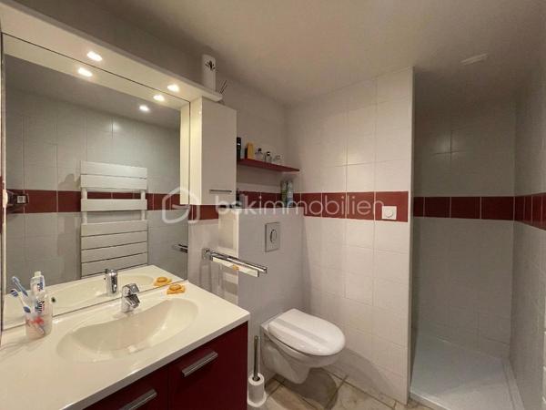Opportunité à saisir pour investisseurs et professionnels :

Local polyvalent et évolutif, combinant bureaux, espaces de stockage et d’entrepôt ainsi qu’un logement de fonction, offrant de multiples possibilités d’exploitation et un fort potentiel de rendement locatif.

Venez découvrir cet ensemble immobilier mixte idéalement situé dans une zone d'activité à 5 minutes de Fronton et proche de l'A62 (à 13 minutes de la sortie Eurocentre), à 18km de Montauban Grand Sud Logistique et à 25 minutes de la zone industrielle de Fondeyre (et du périphérique toulousain).

Le bâtiment, pourvu de quai de déchargement, est composé de 2 plateaux de 350m² environ + une partie aménageable de plus de 200m². La parcelle de près de 2000 m² permet d’accueillir de nombreux véhicules ainsi que l’accès aux poids lourds.

Au rez-de-chaussée, la partie dédiée à l’activité professionnelle est divisible grâce à différentes entrées indépendantes. Elle comprend plusieurs bureaux et des espaces pouvant être exploités en stockage, atelier, showroom etc…

A l’étage (accès indépendant par l’extérieur), le logement de fonction de 191m² loi carrez climatisé et très bien isolé avec un DPE B, peut facilement être transformé en bureaux. Une pièce carrelée de 150m² non cloisonnée avec une grande hauteur sous plafond complète ce plateau. En bonus, des combles aménageable sur ourdis de plus de 200m² avec une belle hauteur sous plafond est aménageable en fonction de votre projet et de vos besoins.

Cet ensemble immobilier s'adapte immédiatement à 3 schémas d'exploitation :
•	Siège d'entreprise complet : Atelier/dépôt/stockage de plain-pied au RDC + plateau de bureaux/showroom de standing à l'étage (DPE B, climatisé).
•	Occupant bailleur : Implantez votre société sur une partie du bâtiment et louez le surplus pour autofinancer une grande partie de votre crédit.
•	Investisseur pure (jusqu'à 3 lots) : Division aisée en 3 unités professionnelles/tertiaires pour maximiser le cash-flow et diluer le risque de vacance (baux commerciaux et professionnels).

Points forts :
•	Bâtiment indépendant avec places de parking privatives.
•	Configuration technique permettant une séparation rapide des accès et des compteurs.
•	Plateau supérieur très économe et clés en main (DPE B).

Contactez-nous directement pour échanger sur la faisabilité de votre projet.